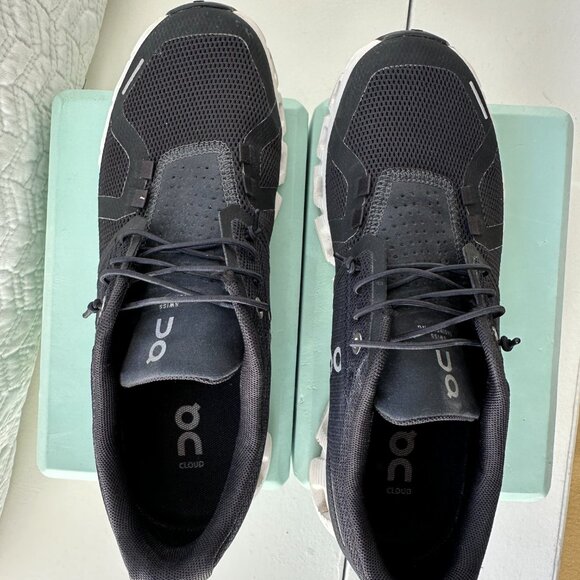 Popular On Cloud Sneakers! Size 8 women's. - Picture 9 of 11